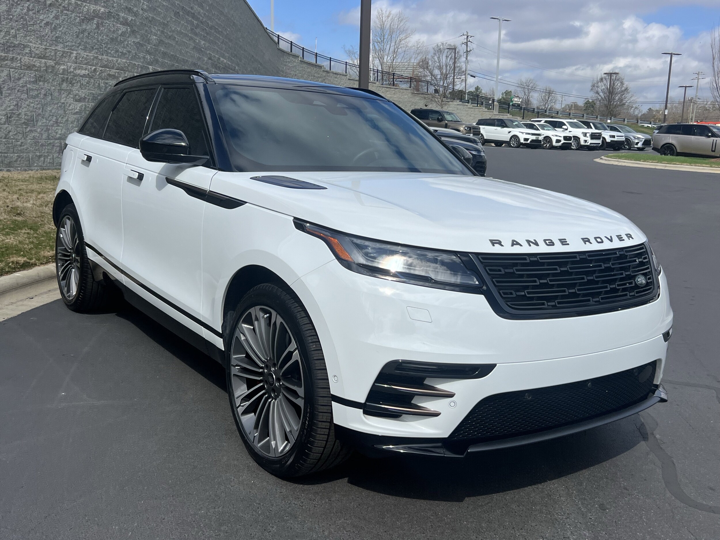 2025 Land Rover Range Rover Velar P400 Dynamic HSE photo 3