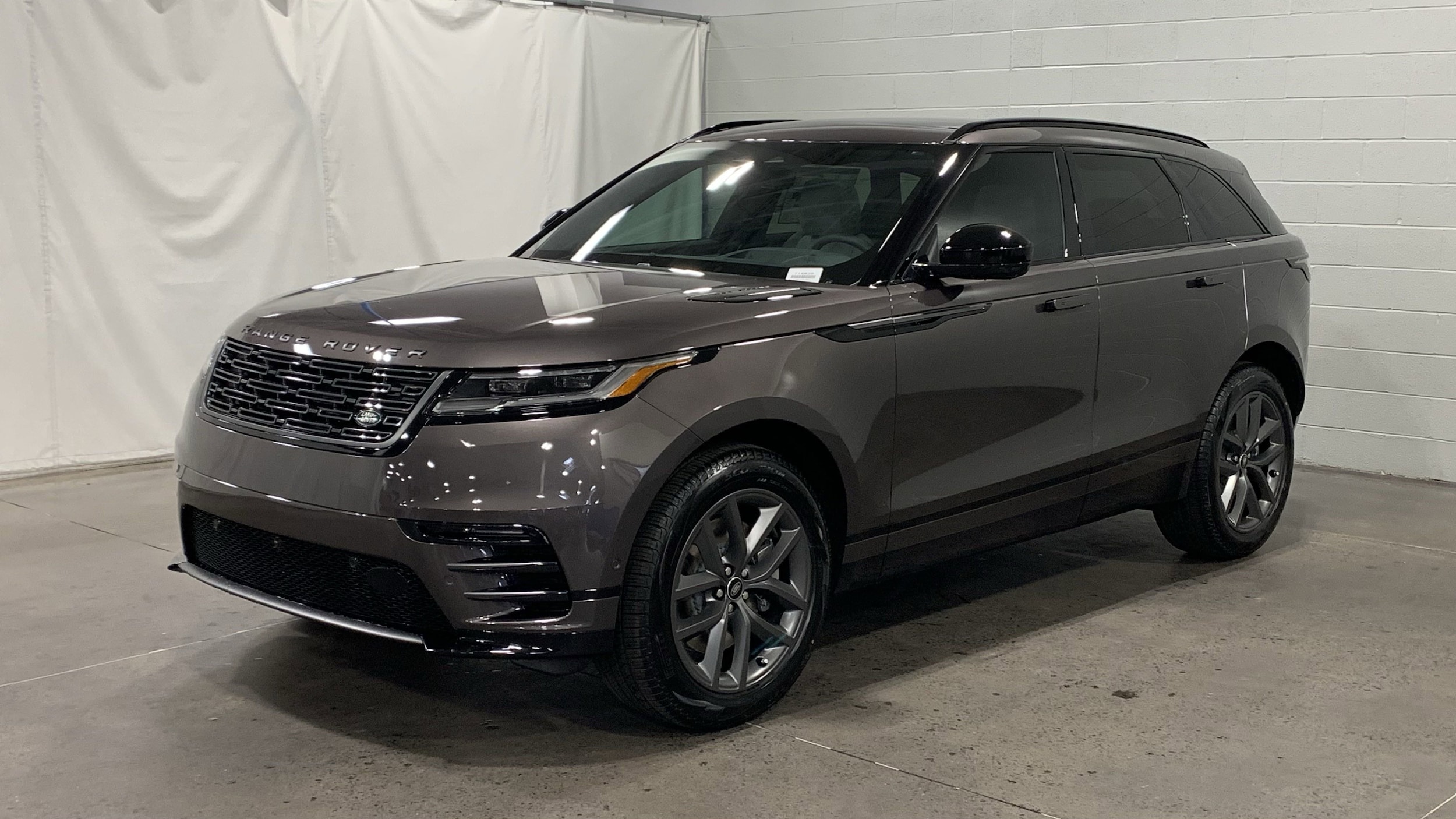 2026 Land Rover Range Rover Velar Dynamic SE's photo