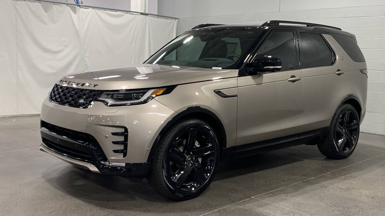 2025 Land Rover Discovery Dynamic SE's photo