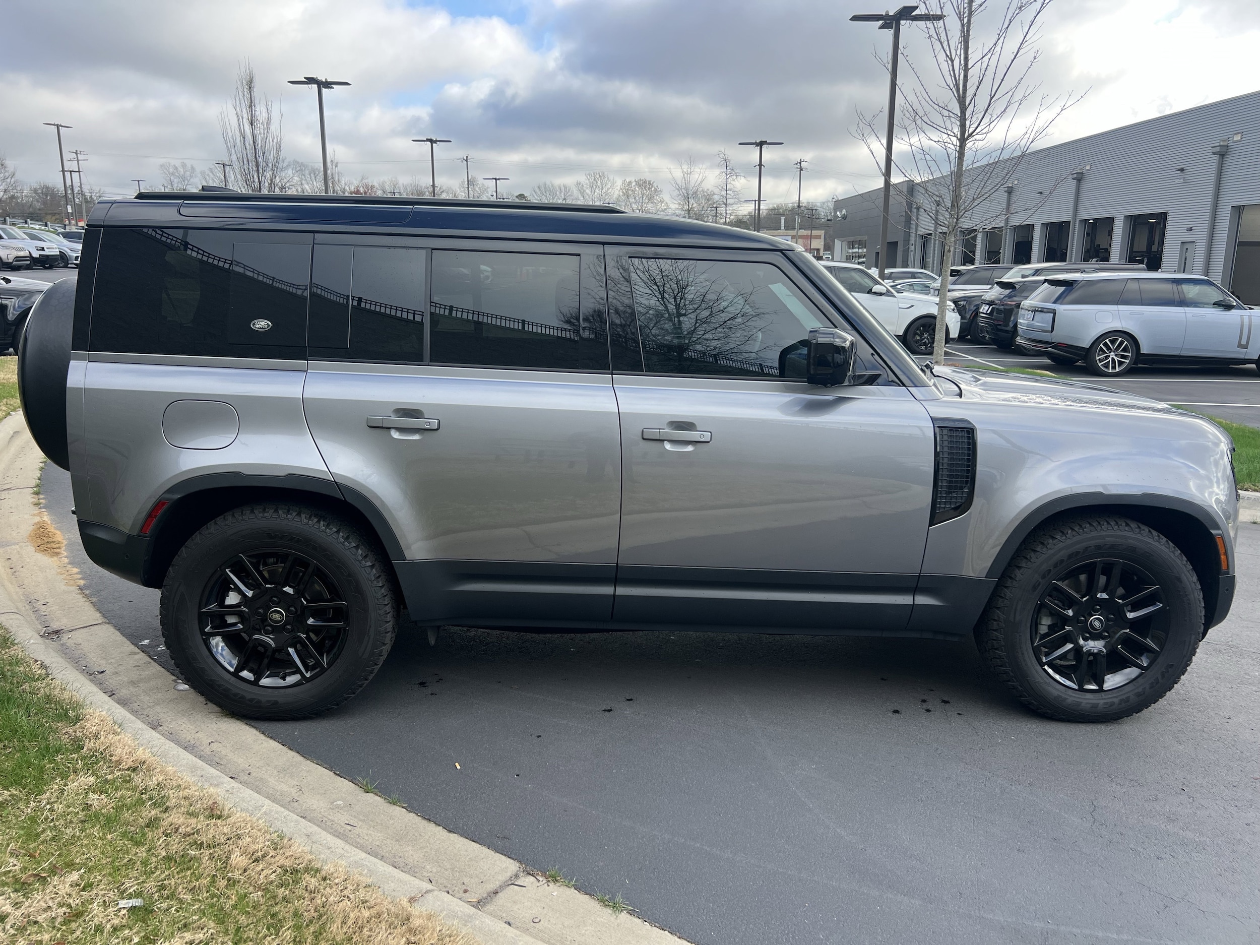 2024 Land Rover Defender S photo 6