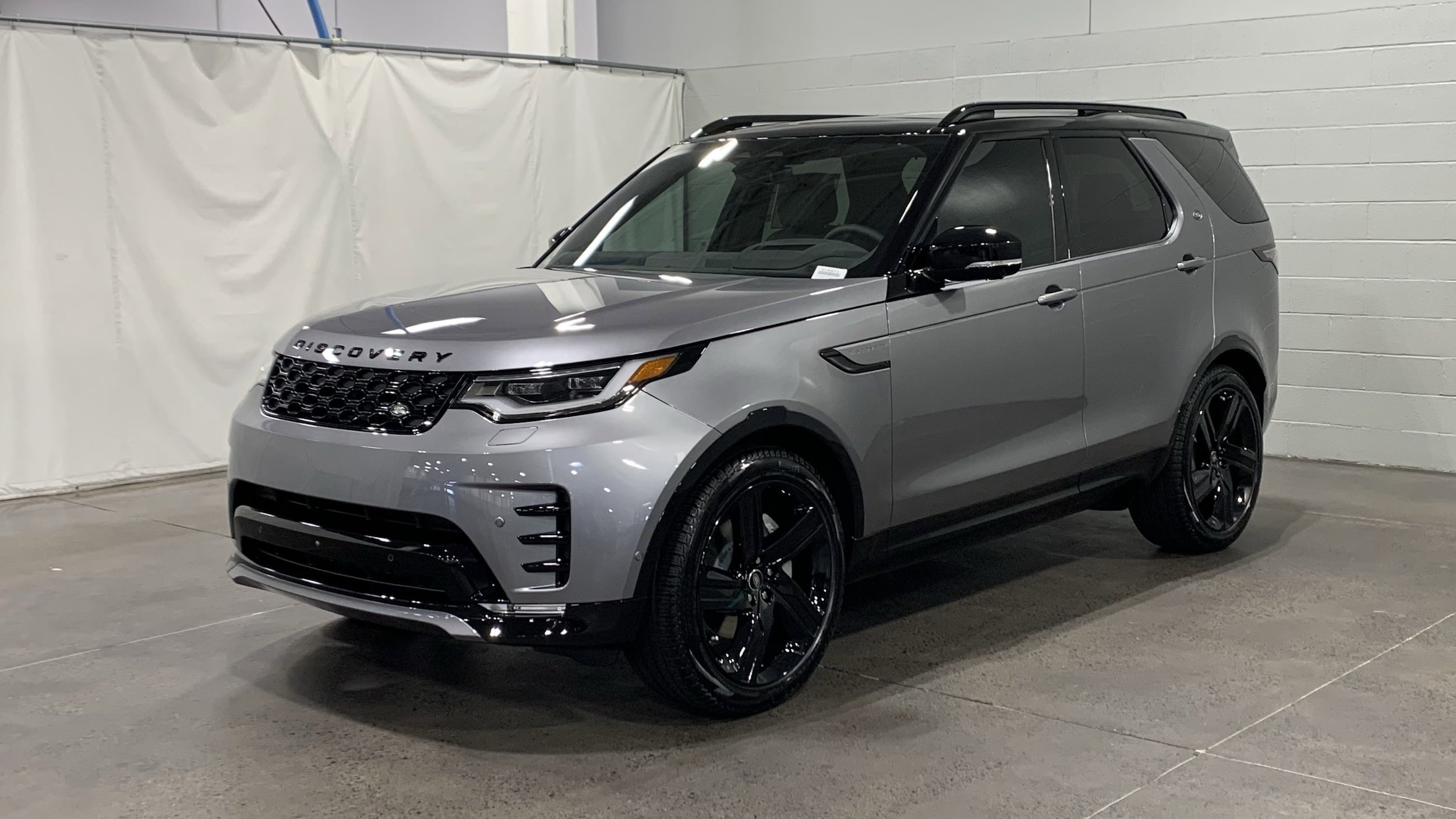 2025 Land Rover Discovery Dynamic SE's photo