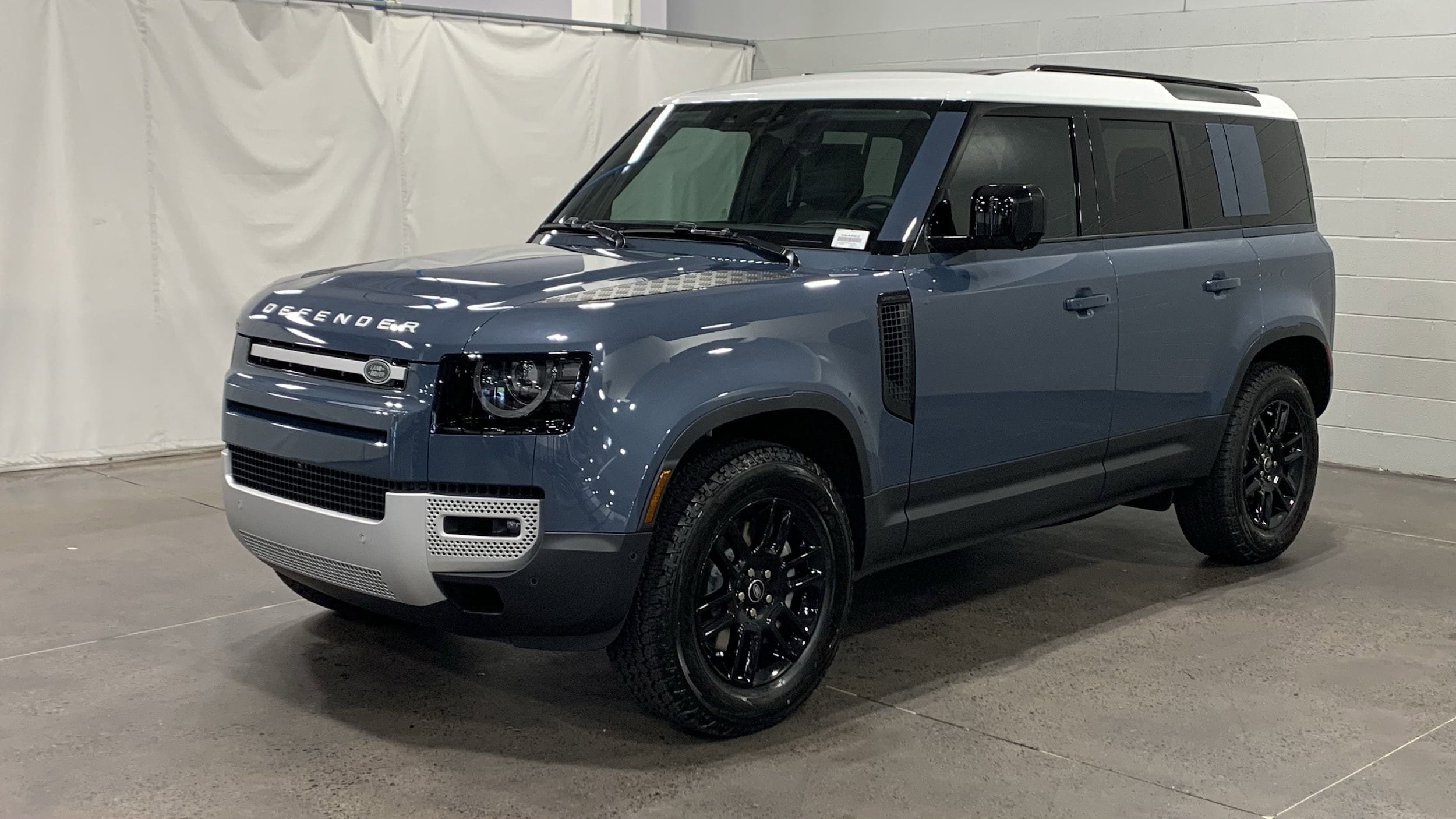 2025 Land Rover Defender S's photo