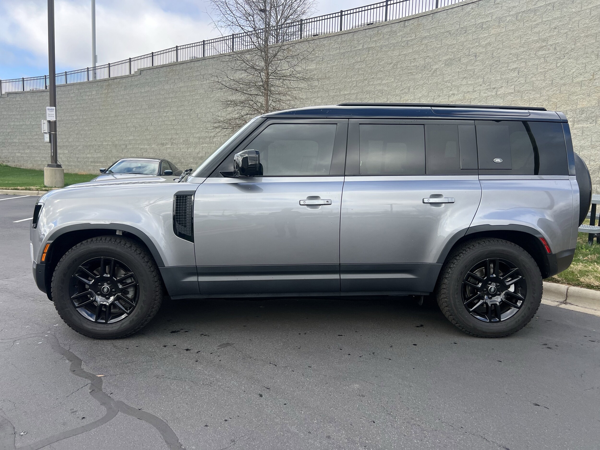 2024 Land Rover Defender S photo 2