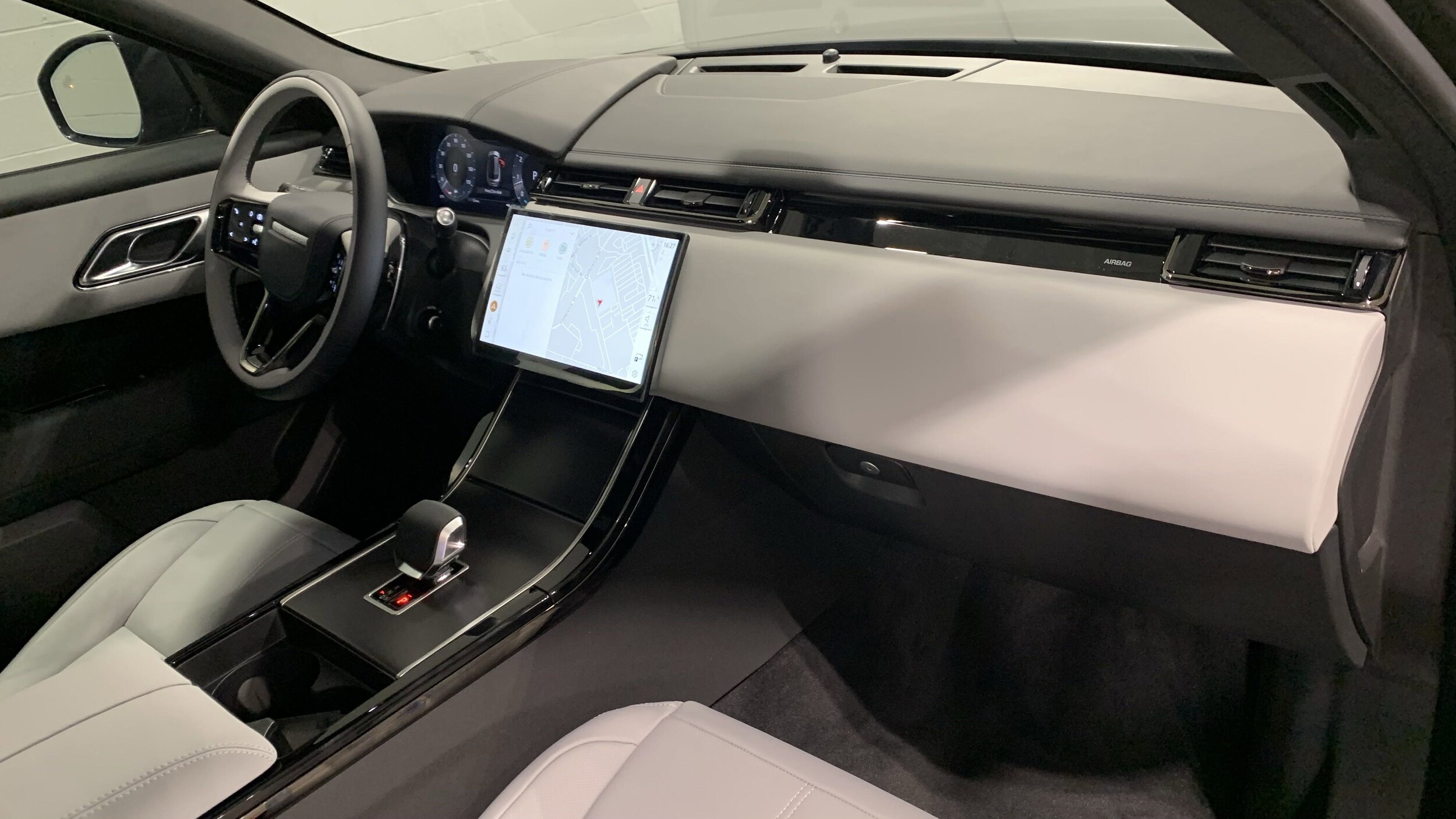 2026 Land Rover Range Rover Velar Dynamic SE photo 3