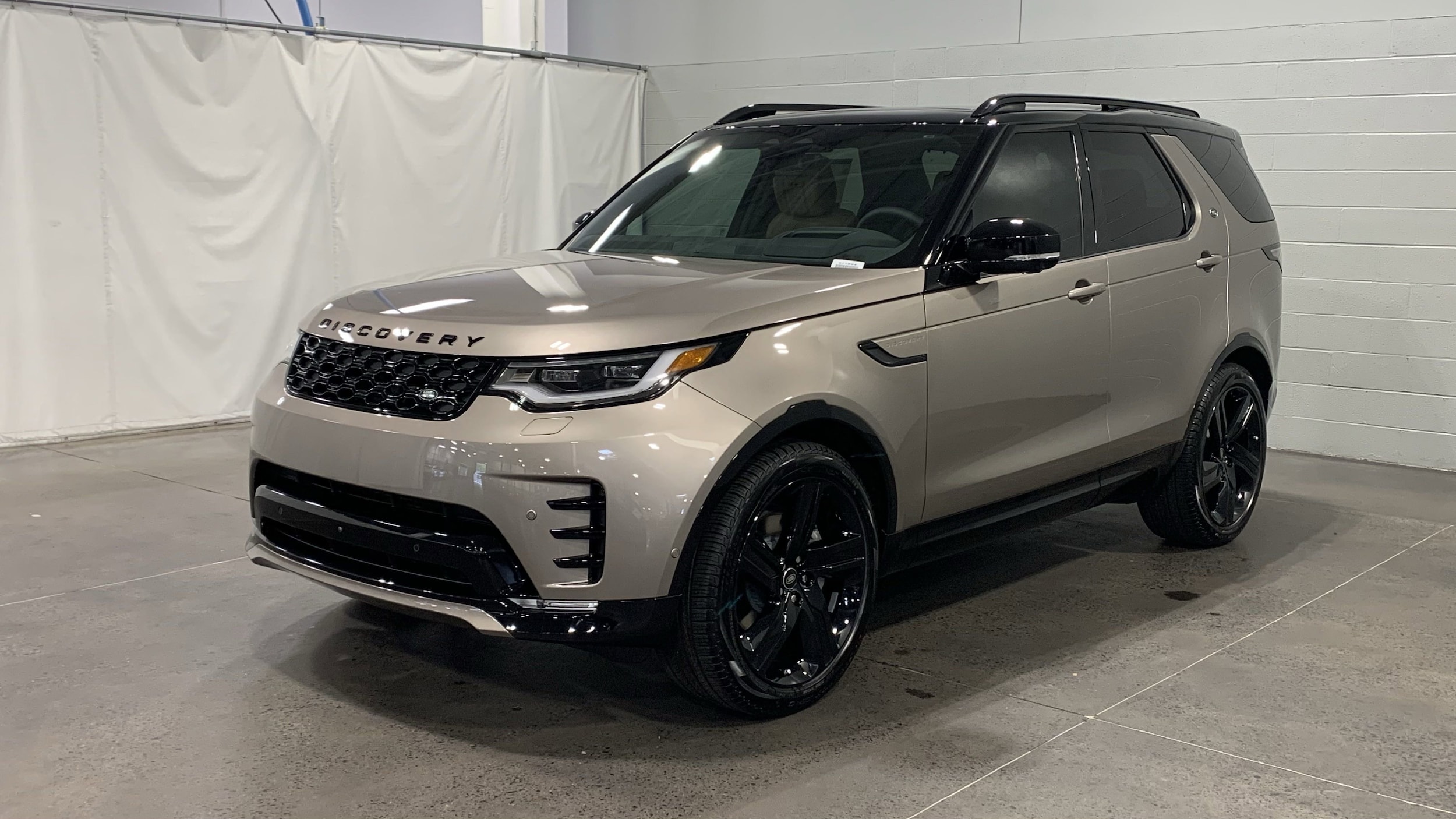 2025 Land Rover Discovery Dynamic SE's photo