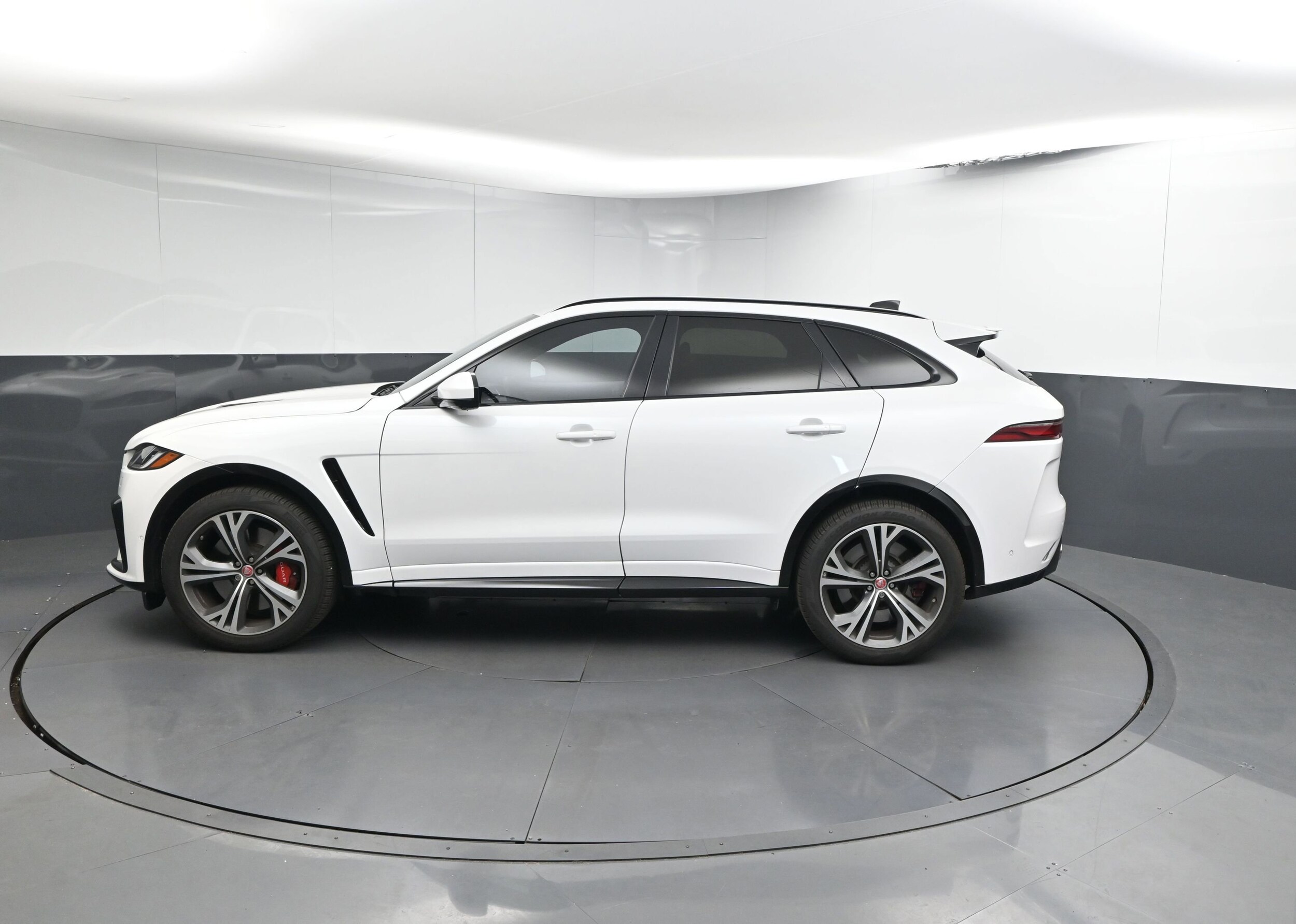 2023 Jaguar F-PACE SVR photo 2