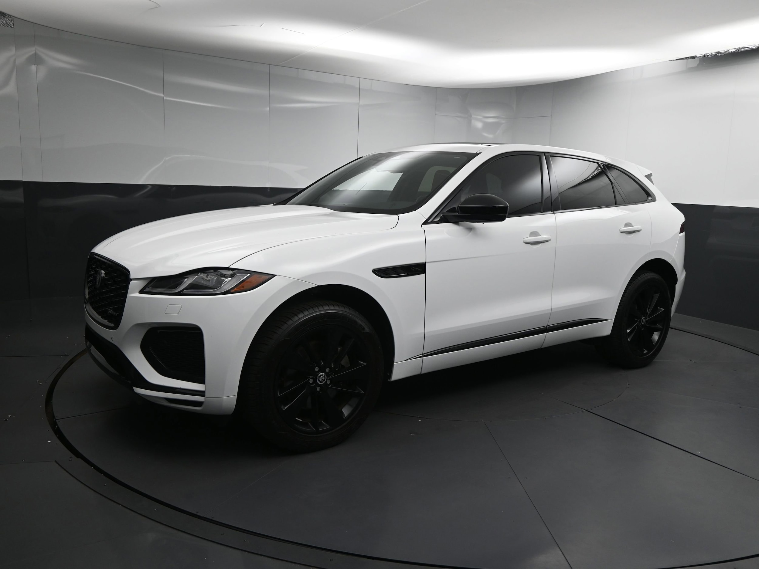 2024 Jaguar F-PACE R-Dynamic S's photo