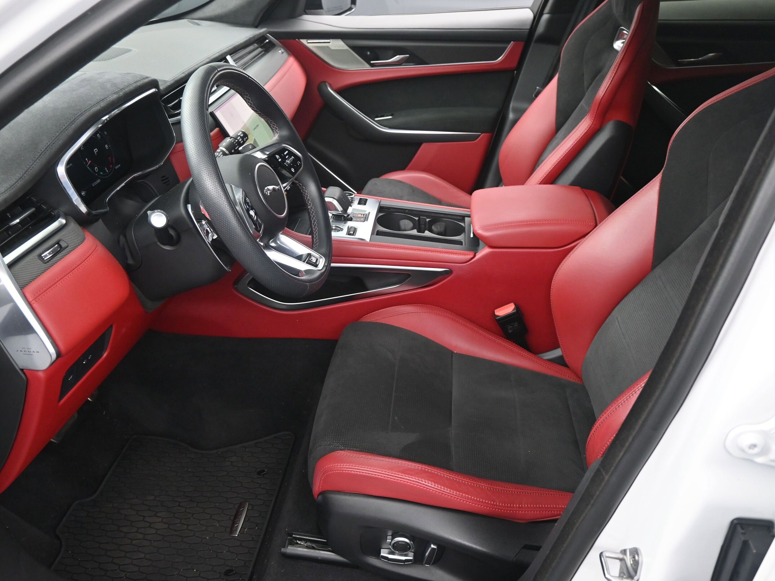 2023 Jaguar F-PACE SVR photo 4