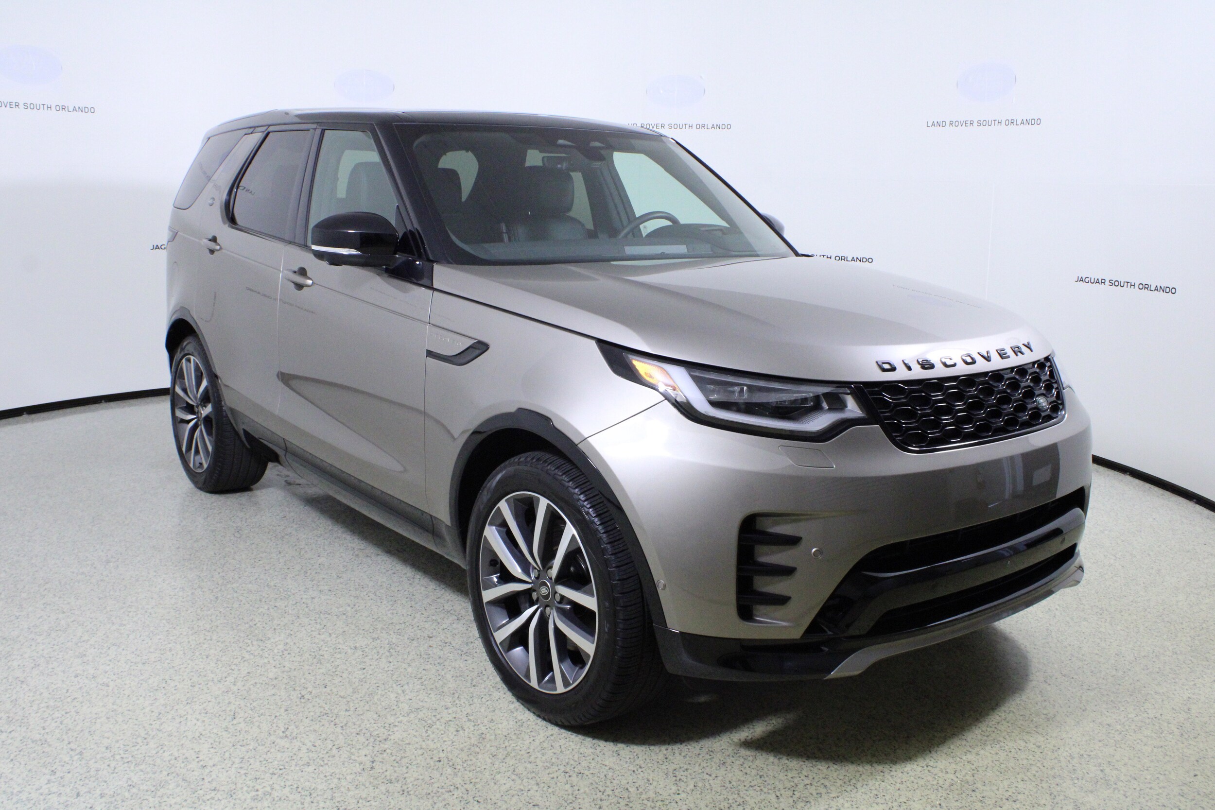 2024 Land Rover Discovery SE photo 3