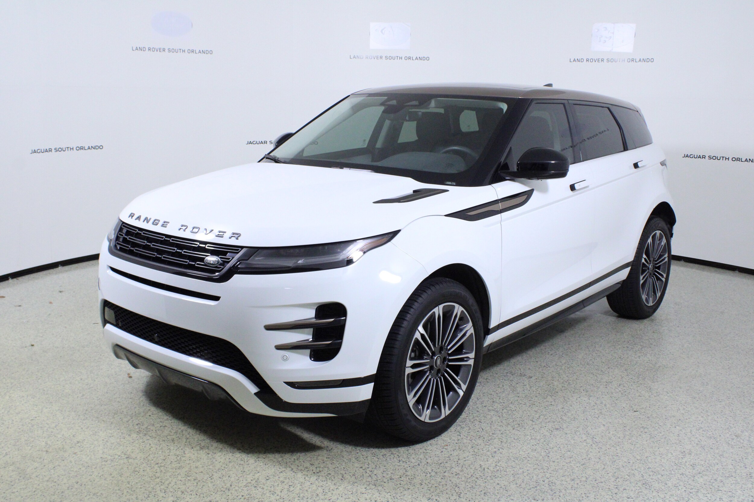 2024 Land Rover Range Rover Evoque Dynamic SE photo 4