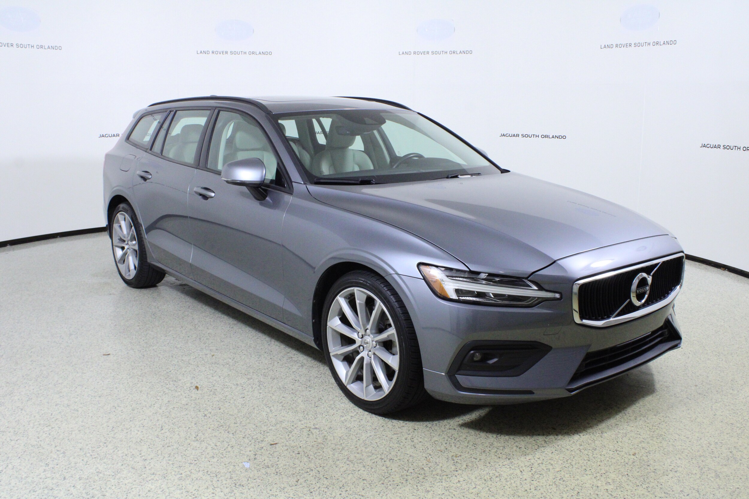 2021 Volvo V60 Momentum T5 photo 3