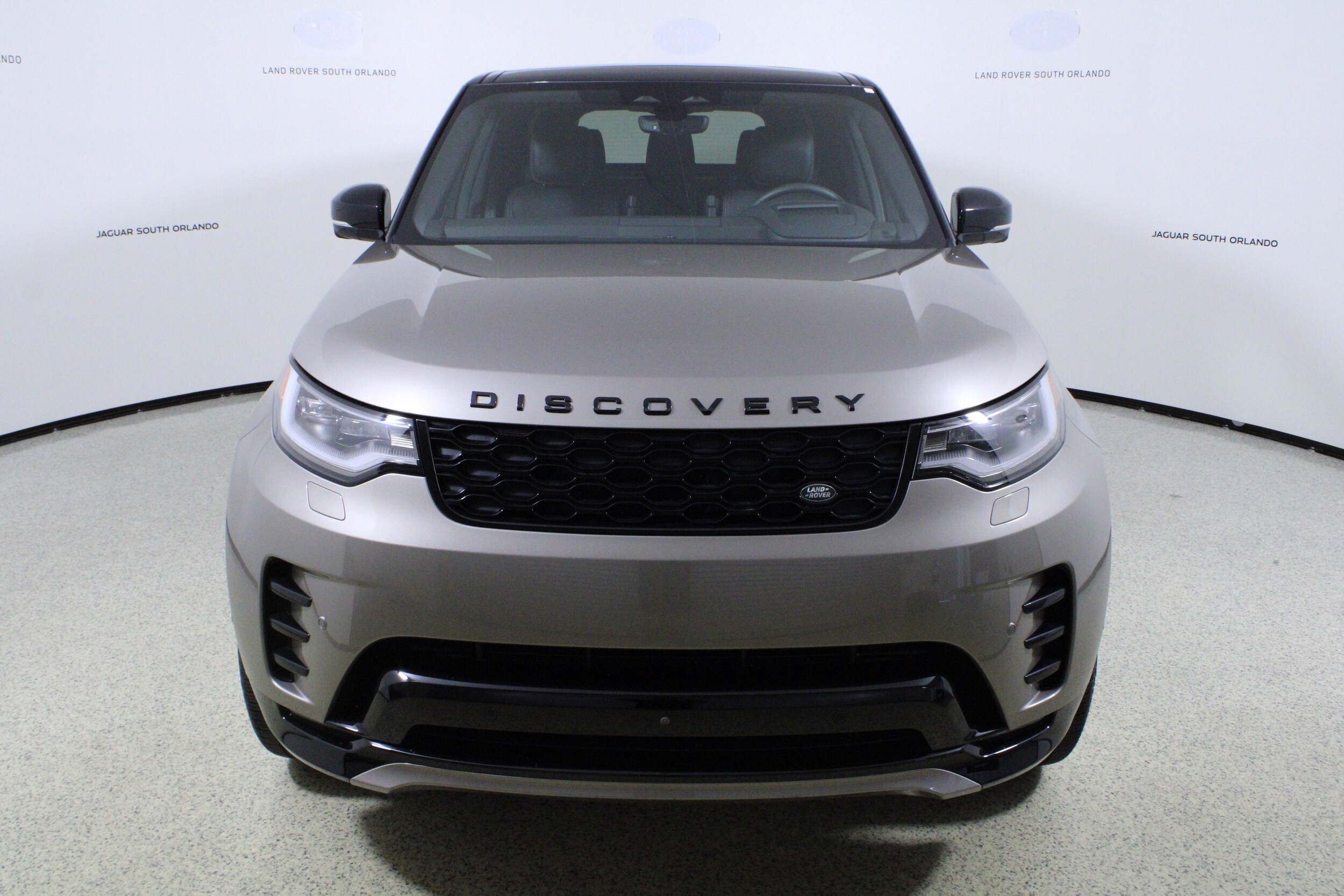 2024 Land Rover Discovery SE photo 2