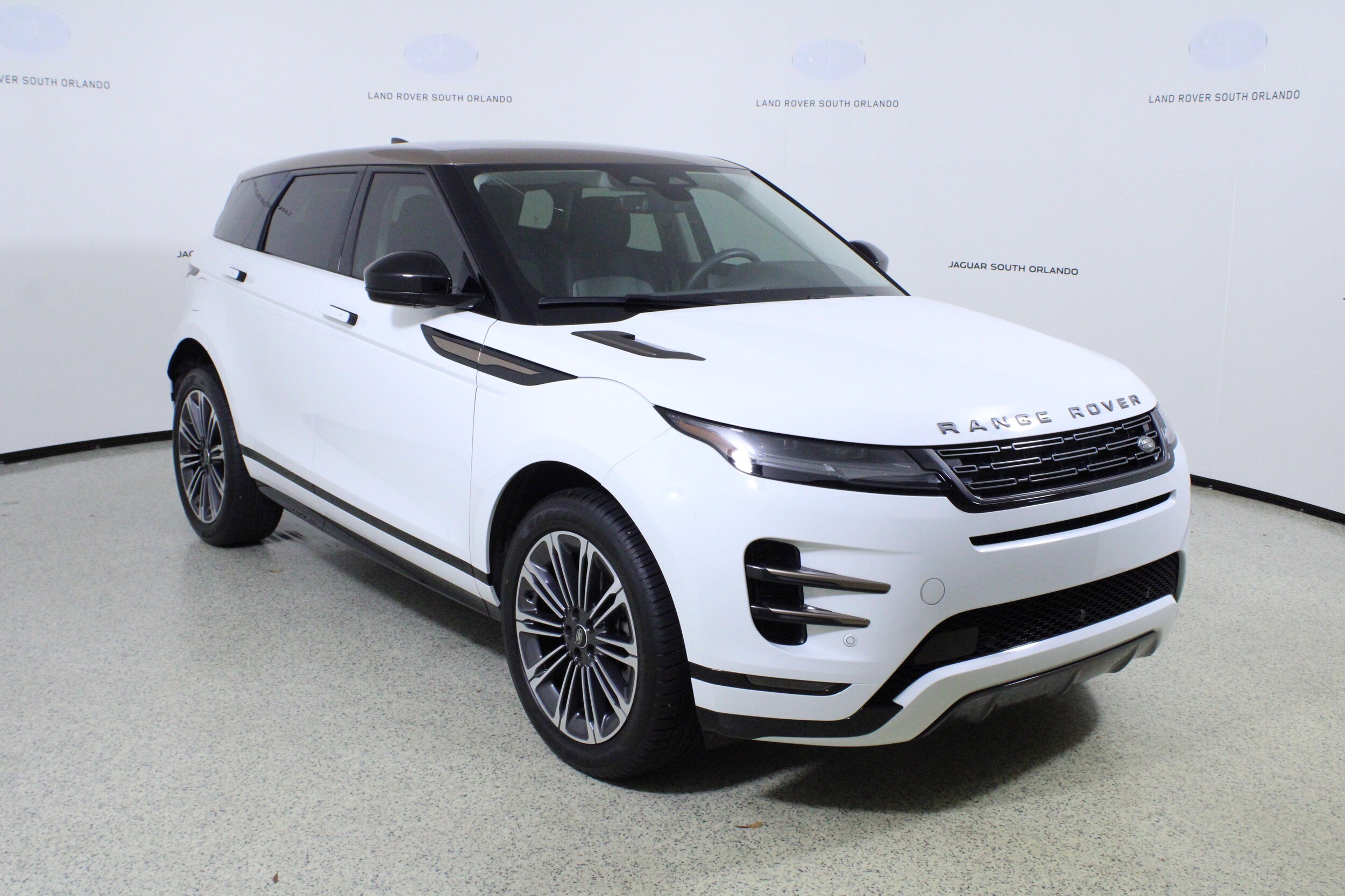 2024 Land Rover Range Rover Evoque Dynamic SE photo 3