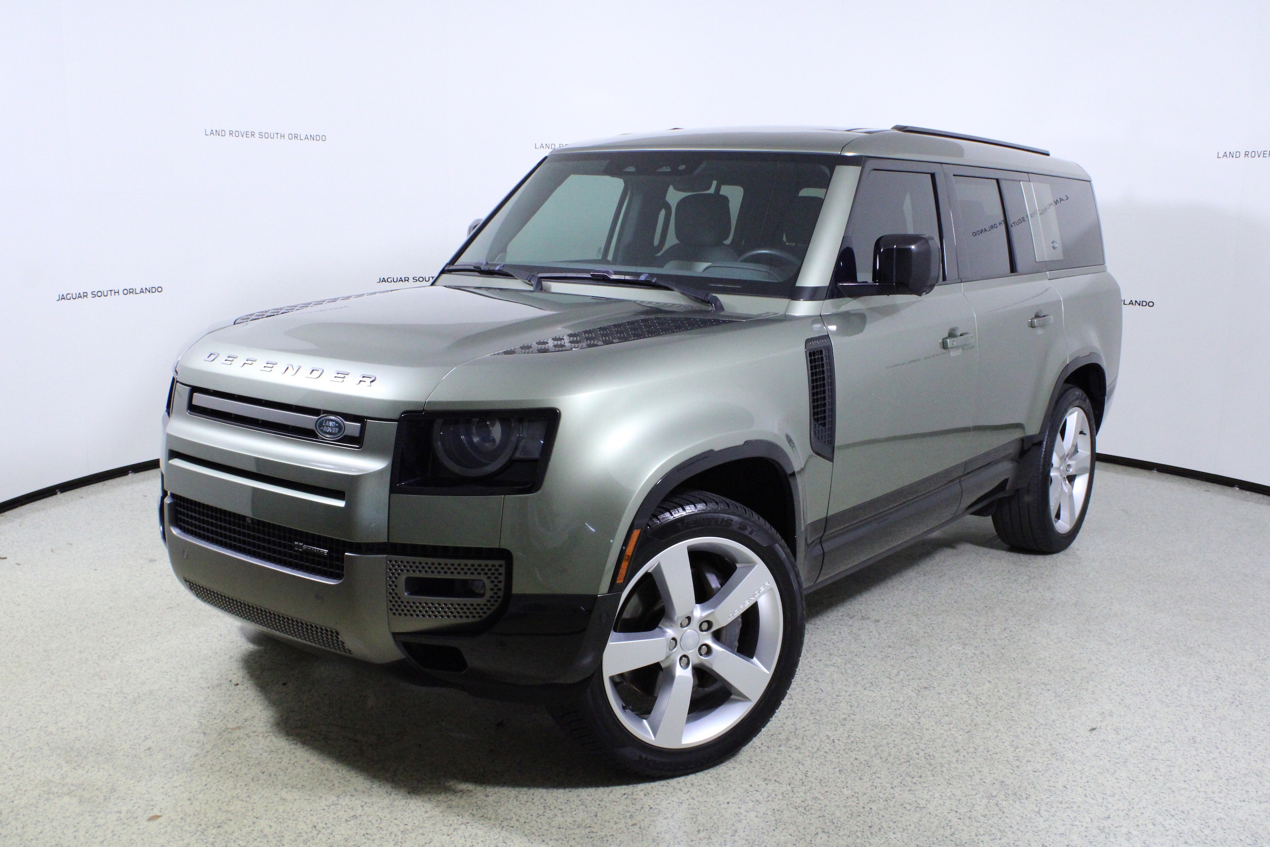 2023 Land Rover Defender X-Dynamic SE's photo