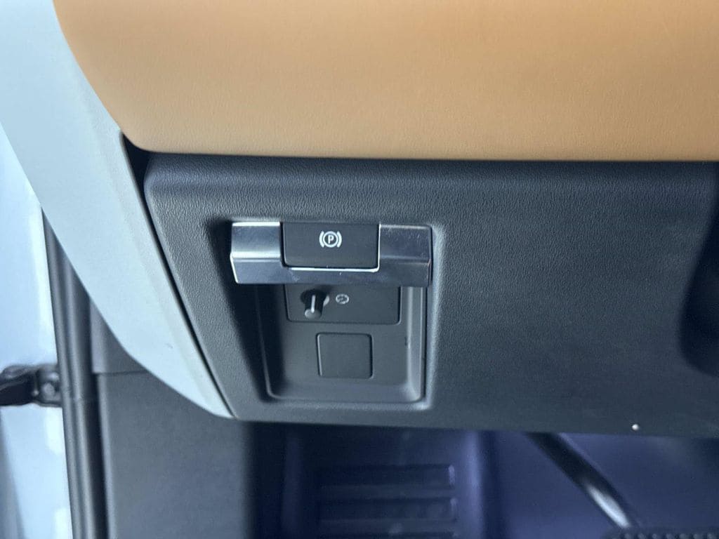 2023 Land Rover Defender X-Dynamic SE - Photo 32