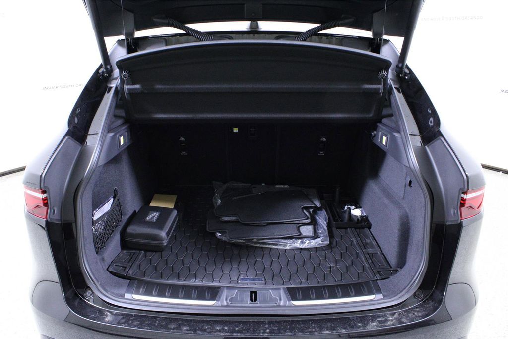 2026 Jaguar F-Pace R-Dynamic S - Photo 9
