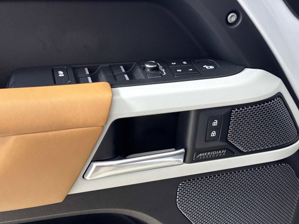 2023 Land Rover Defender X-Dynamic SE - Photo 17