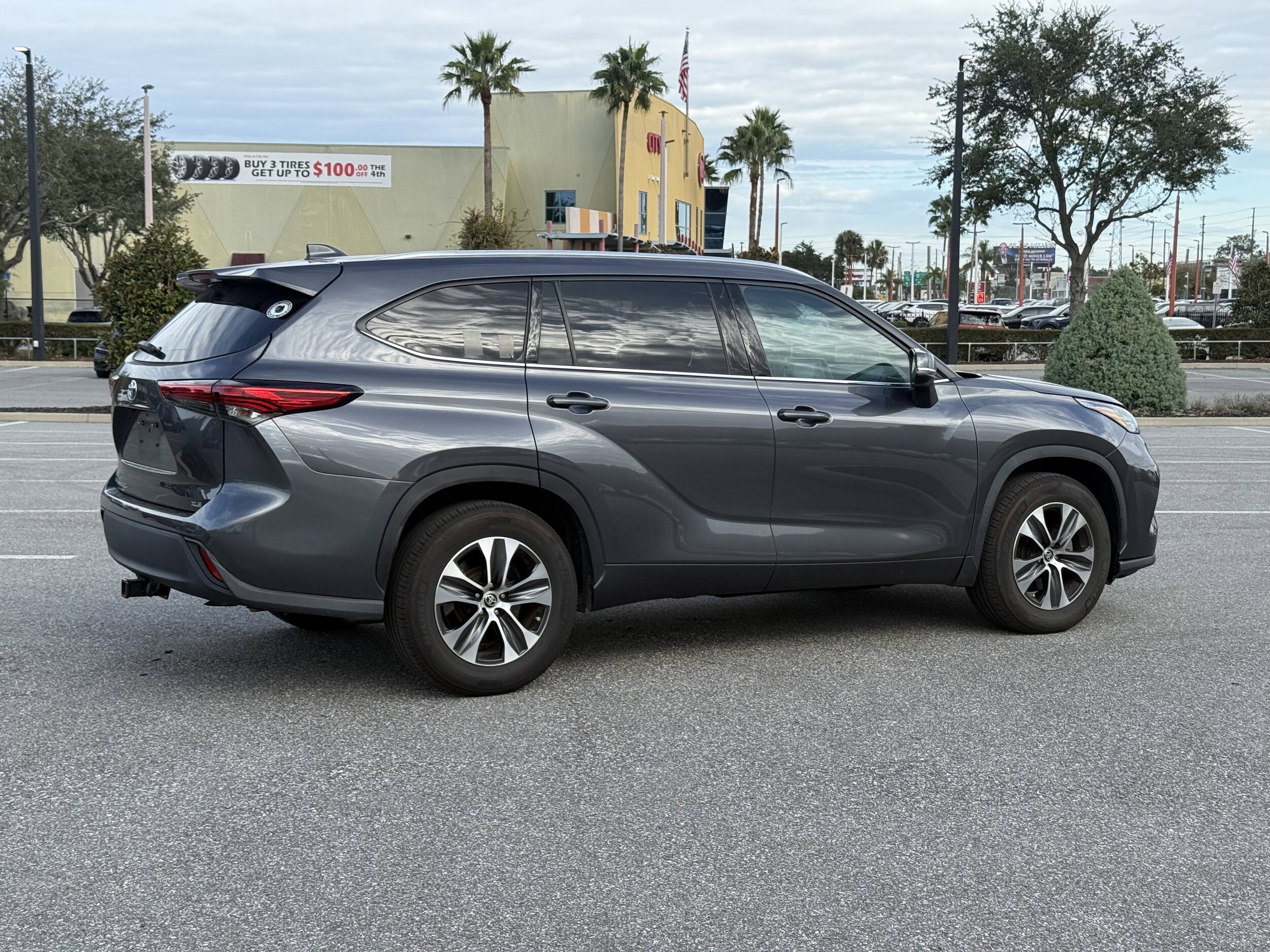 2020 Toyota Highlander XLE photo 2
