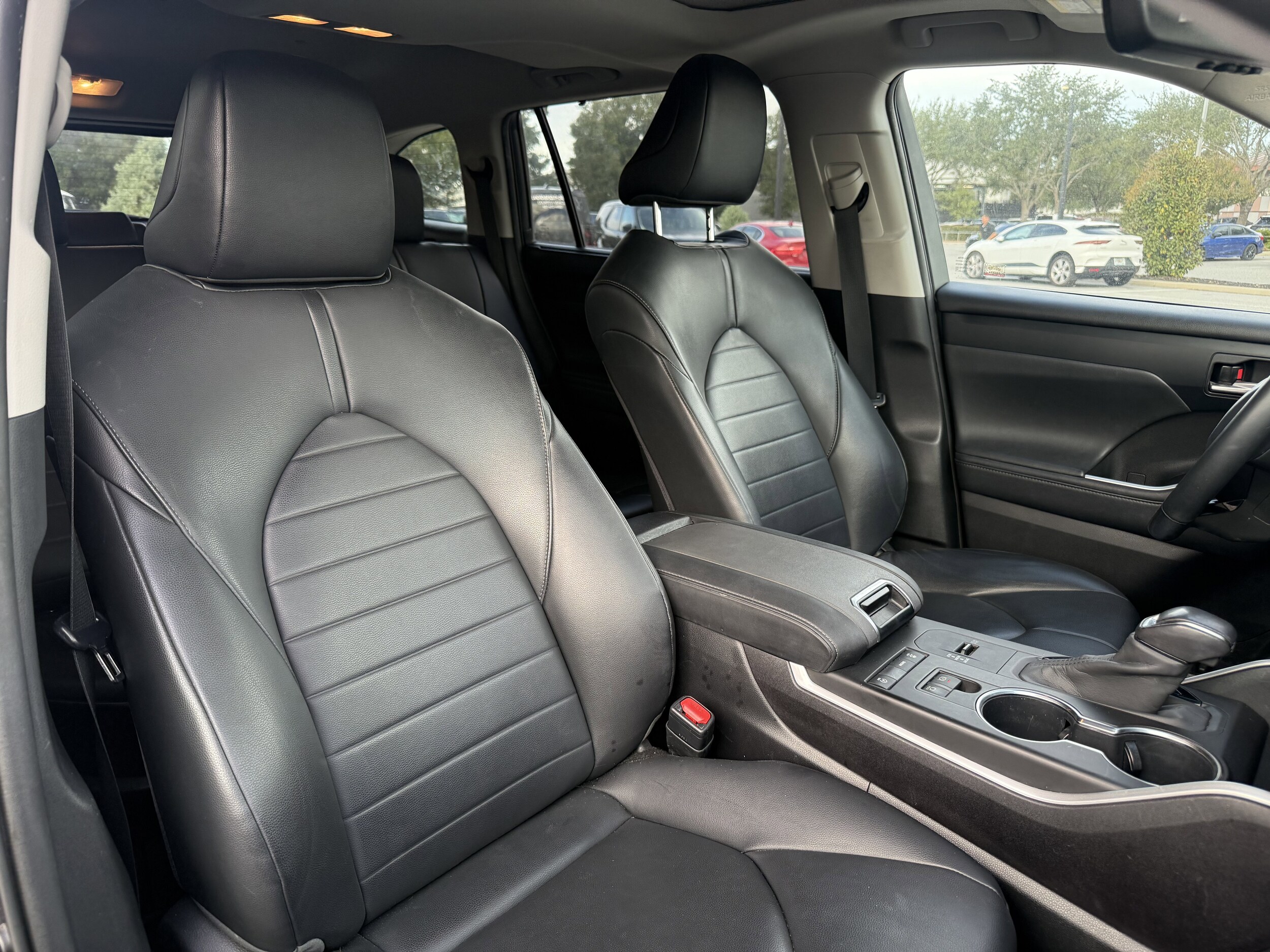 2020 Toyota Highlander XLE photo 3