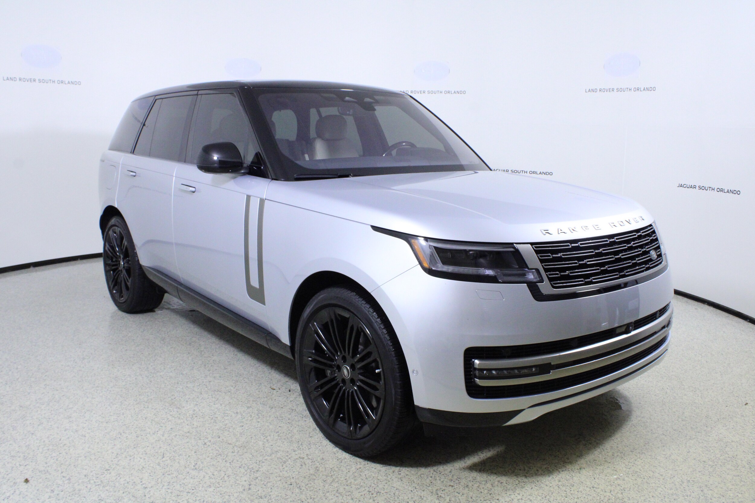 2023 Land Rover Range Rover SE photo 3