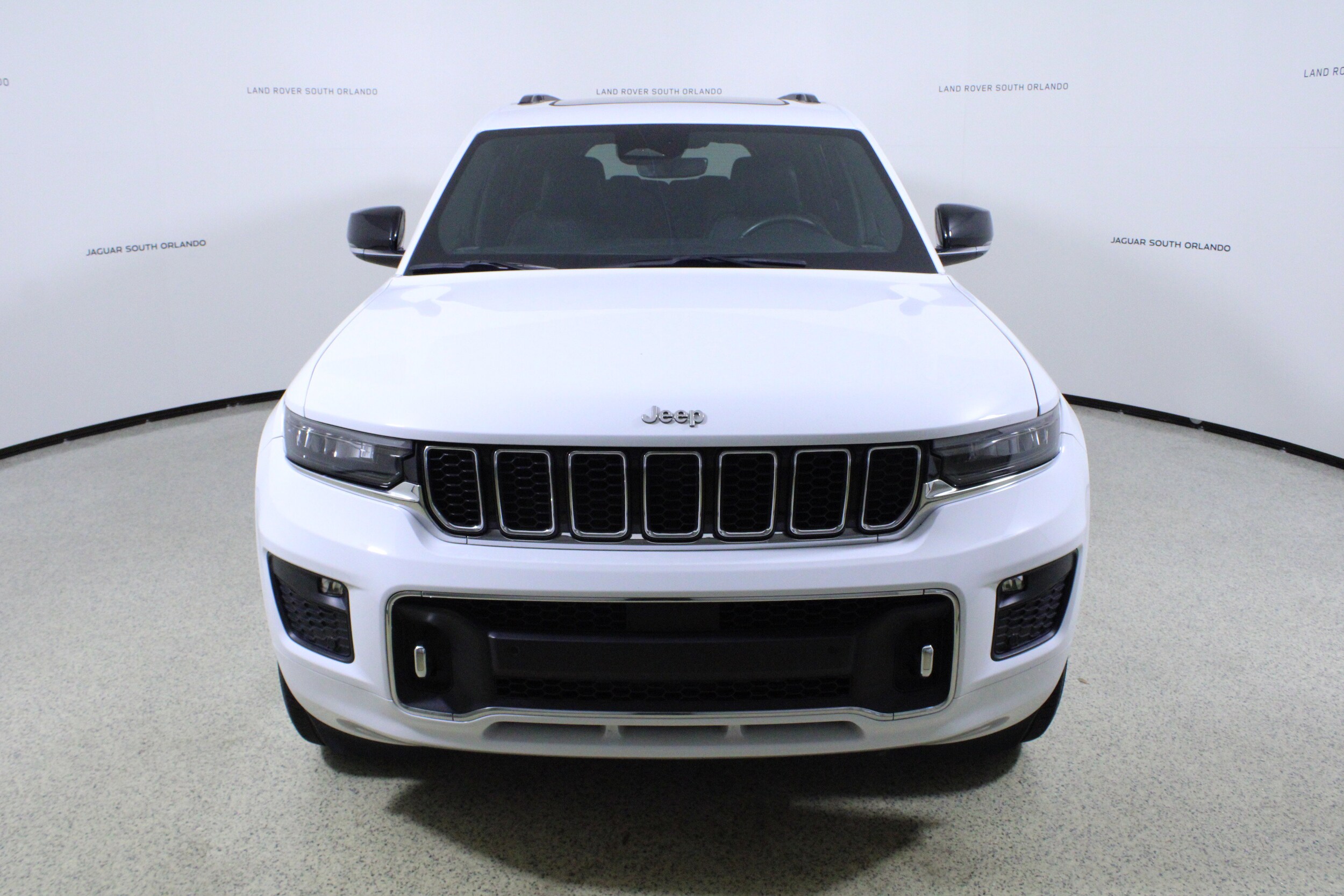 2022 Jeep Grand Cherokee Overland photo 2