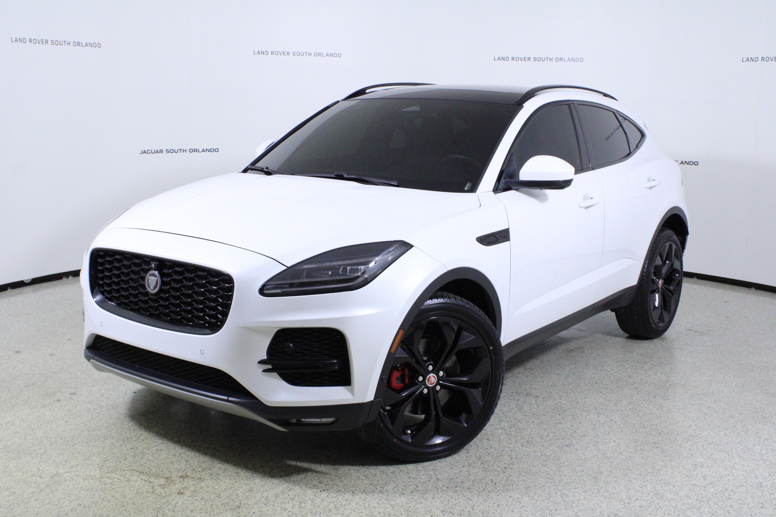 2022 Jaguar E-Pace SE's photo