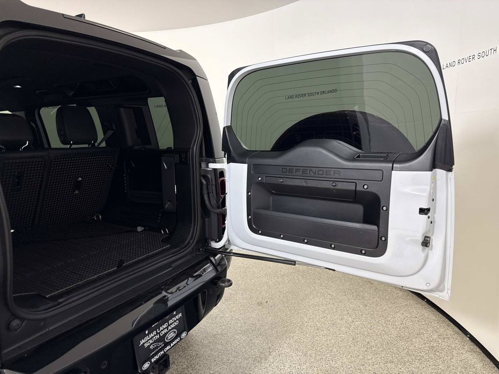 2023 Land Rover Defender X-Dynamic SE - Photo 11
