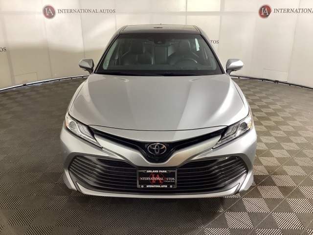 Used 2018 Toyota Camry XLE with VIN 4T1B11HK0JU031367 for sale in Tinley Park, IL