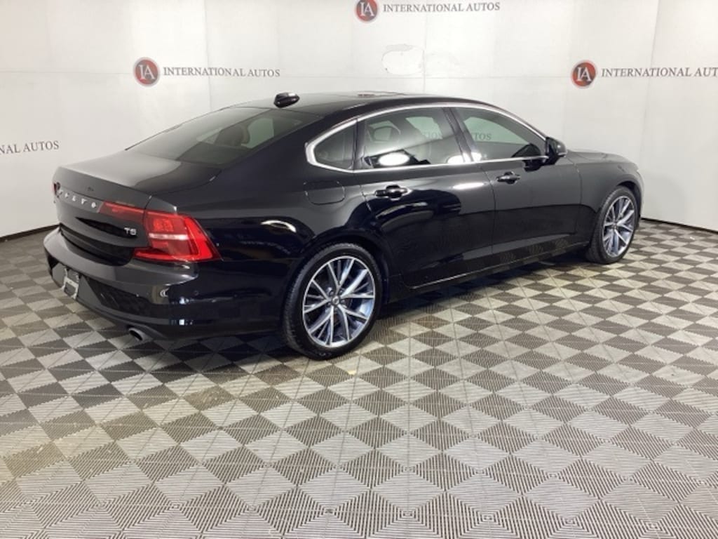 Used 2018 Volvo S90 T5 Momentum Sedan