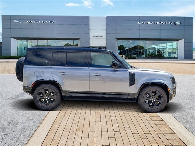 2023 Land Rover Defender 110 X-Dynamic SE photo 4