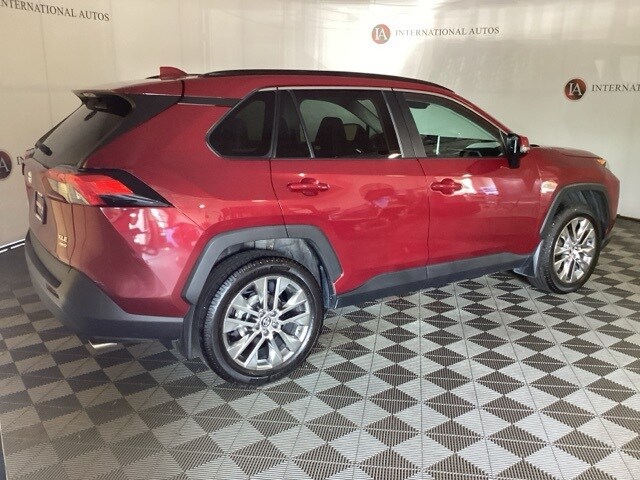 2020 Toyota RAV4 XLE Premium photo 4