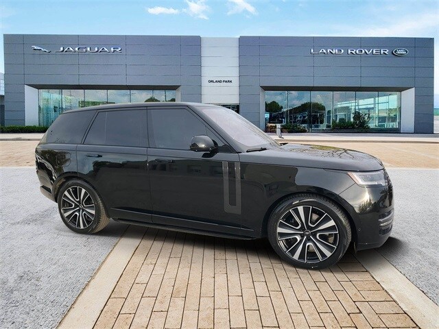 2023 Land Rover Range Rover SE photo 3