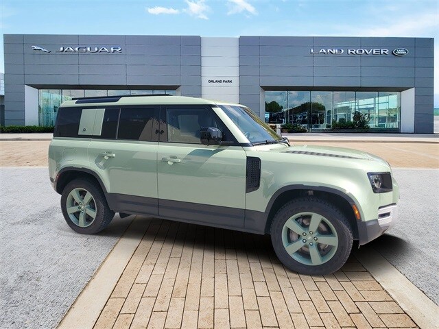 2023 Land Rover Defender 110 photo 3