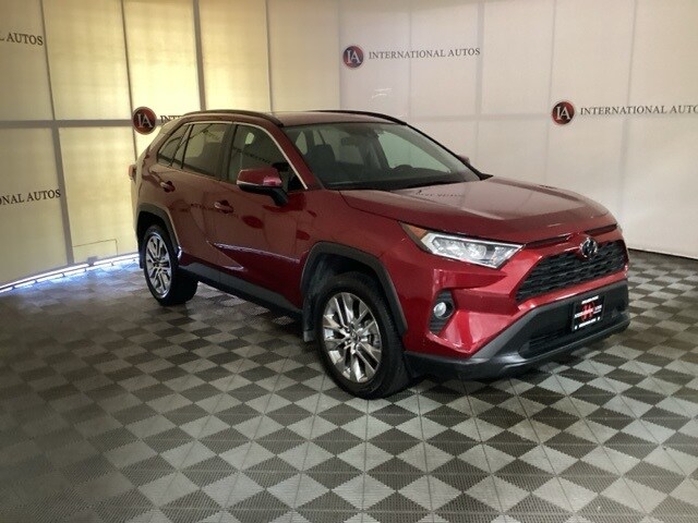 2020 Toyota RAV4 XLE Premium photo 3