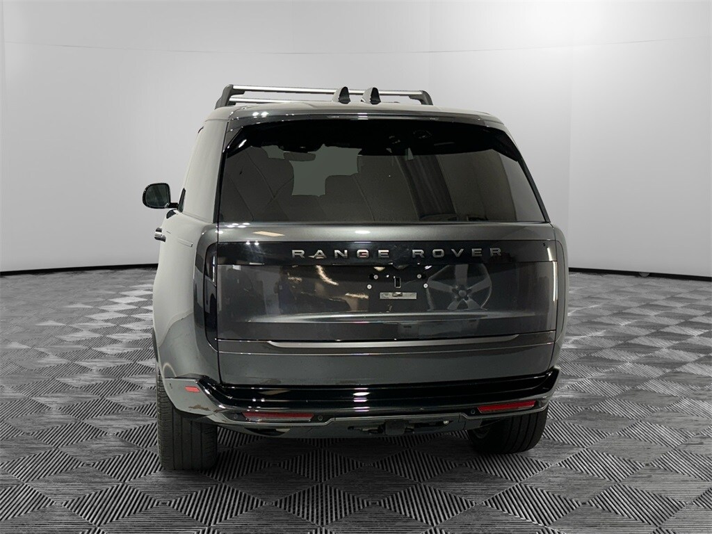 2023 Land Rover Range Rover SE photo 3