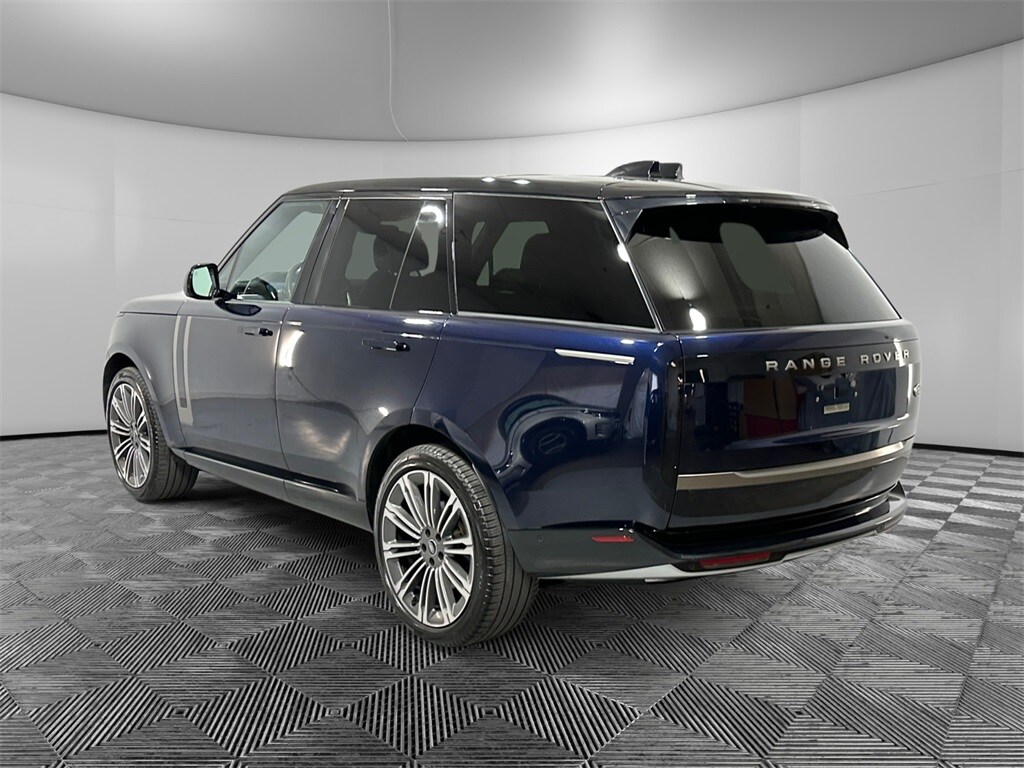 2023 Land Rover Range Rover SE photo 3