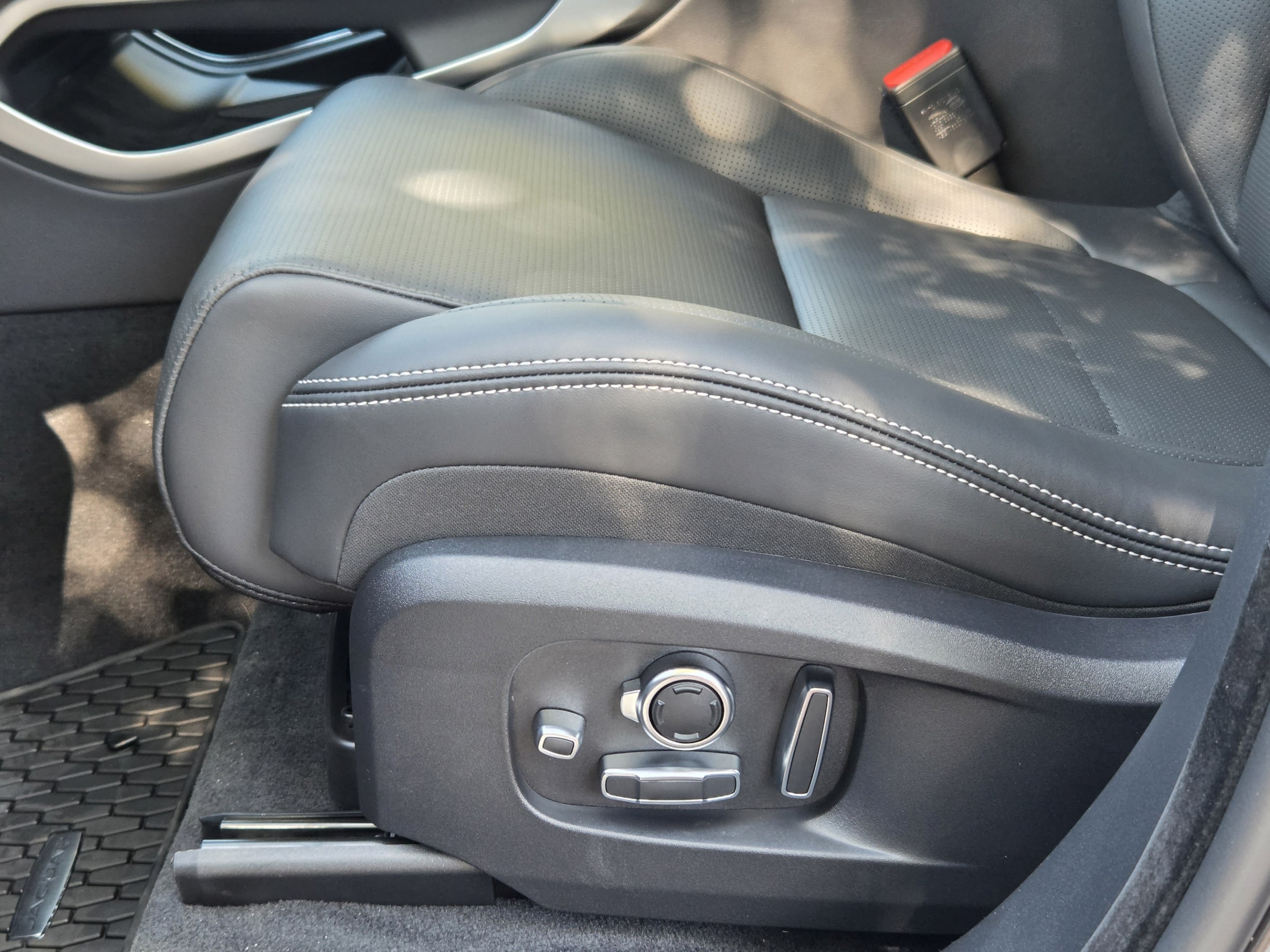 2026 Jaguar F-Pace R-Dynamic S - Photo 21