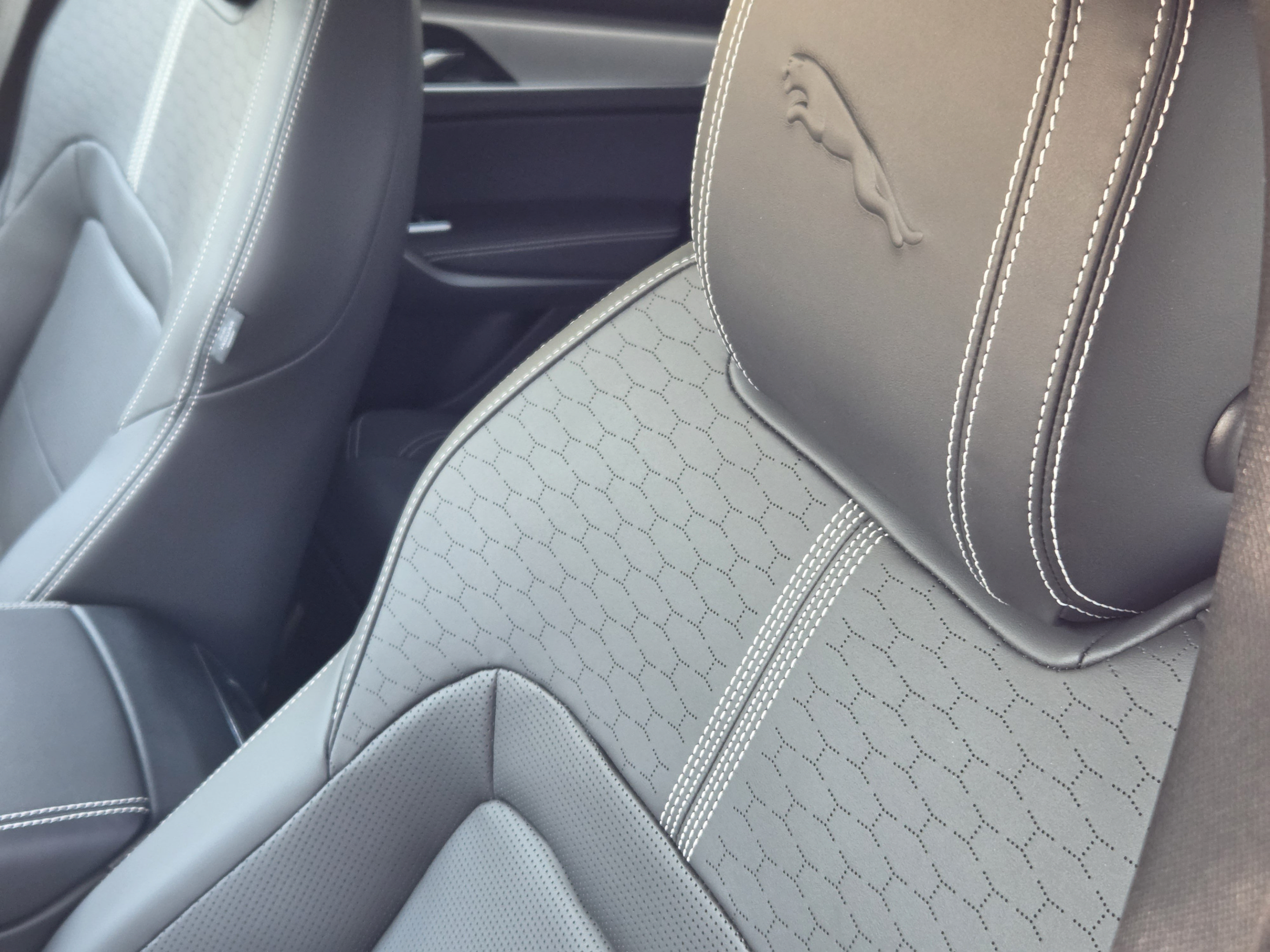 2026 Jaguar F-Pace R-Dynamic S - Photo 11