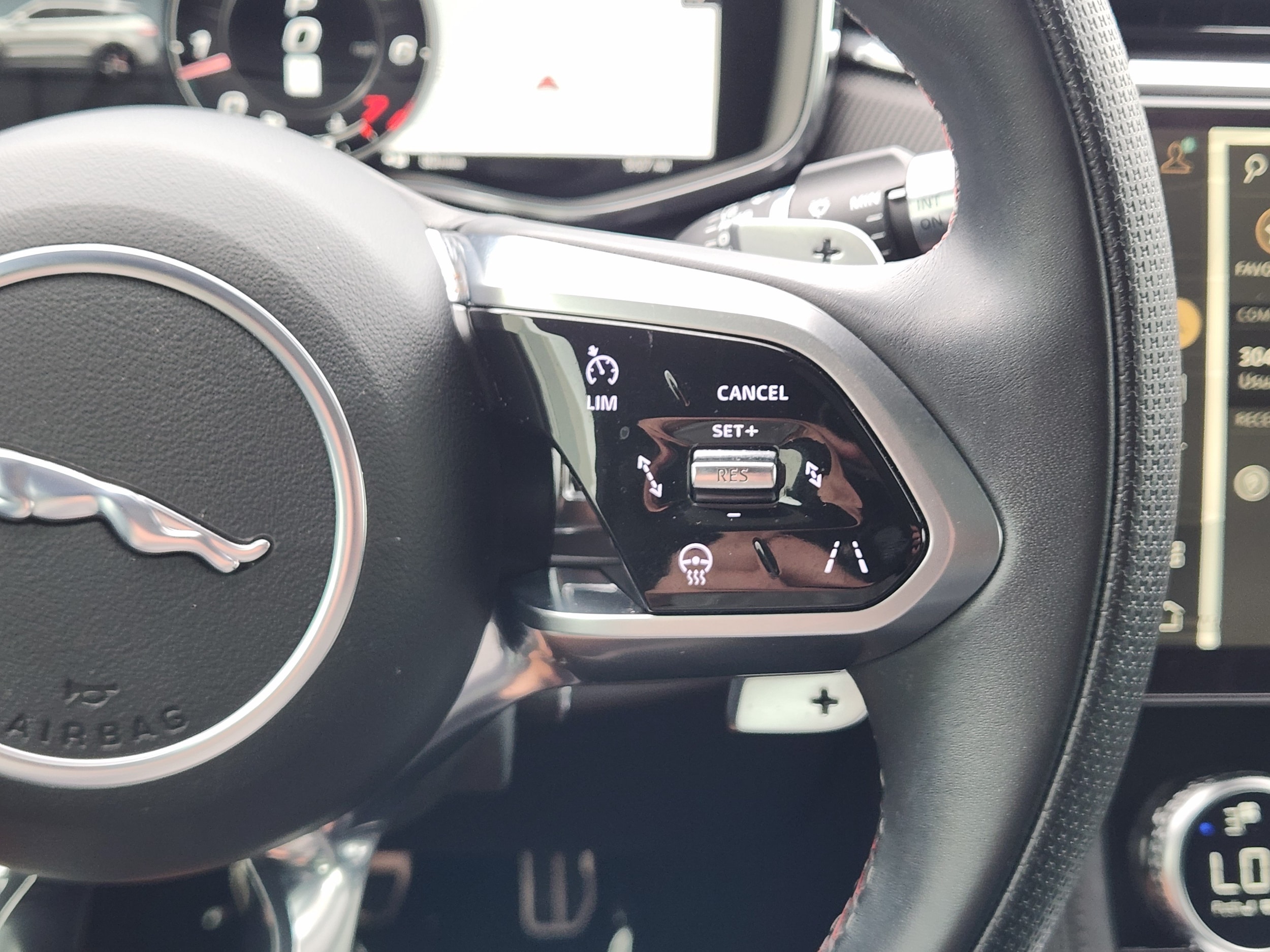 2022 Jaguar F-Pace SVR - Photo 32
