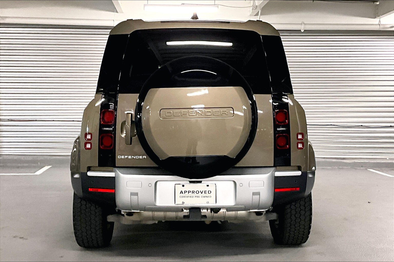 2025 Land Rover Defender 110 S photo 3