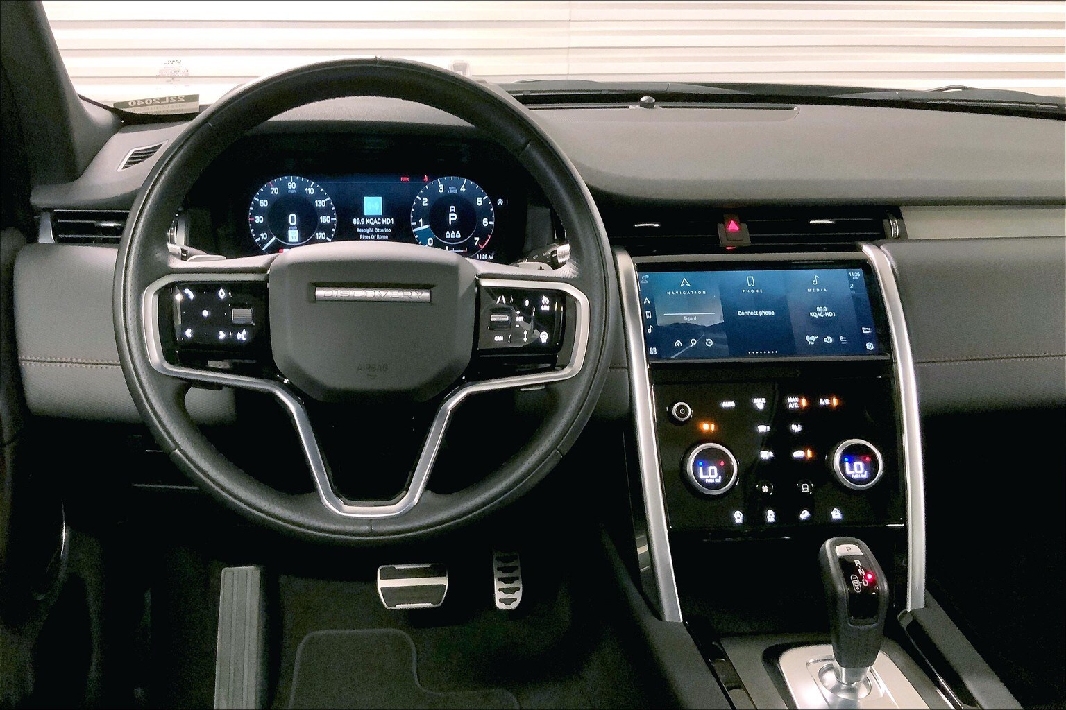 2022 Land Rover Discovery Sport SE R-Dynamic photo 3