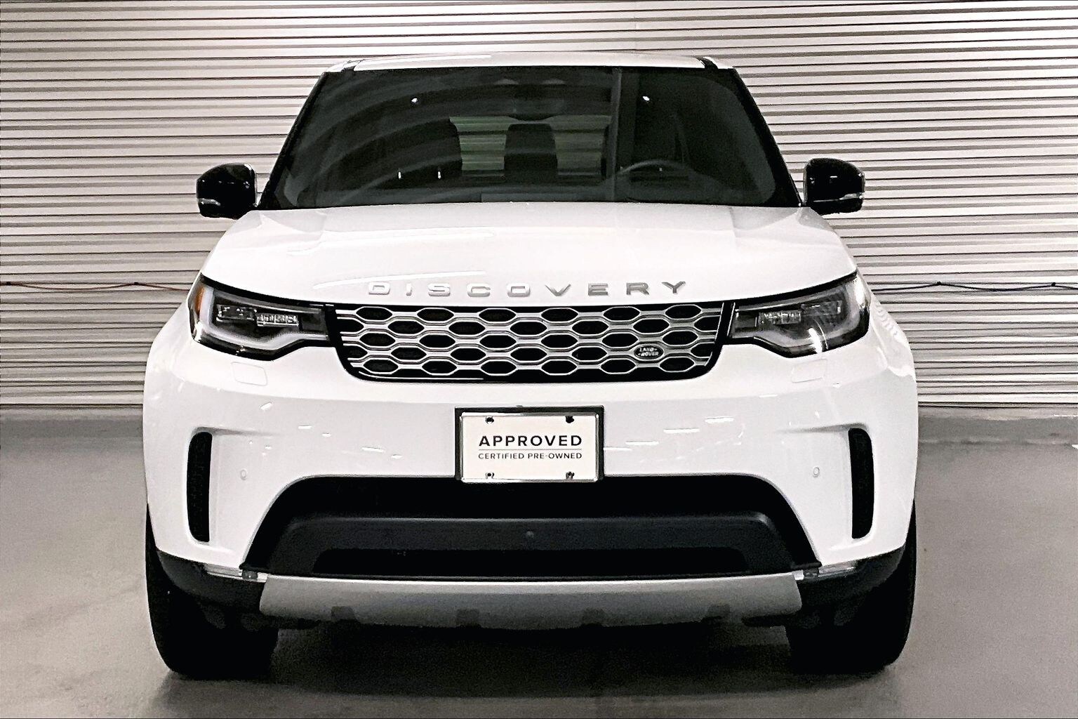 2025 Land Rover Discovery S photo 2