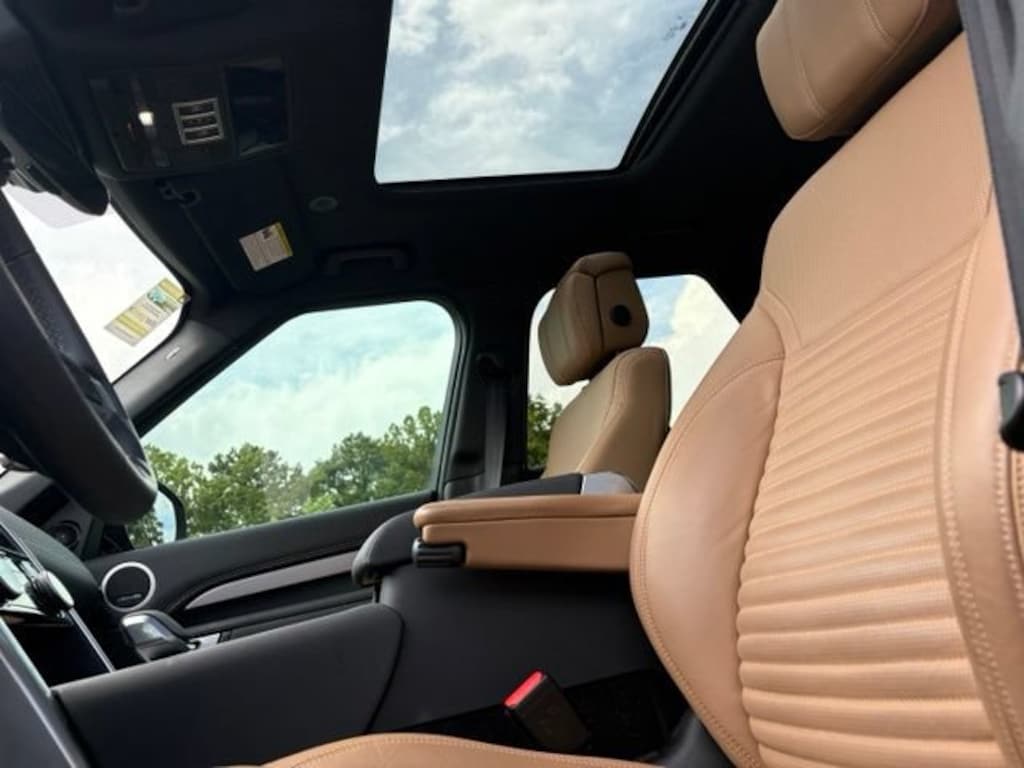 Used 2025 Land Rover Discovery Dynamic SE SUV