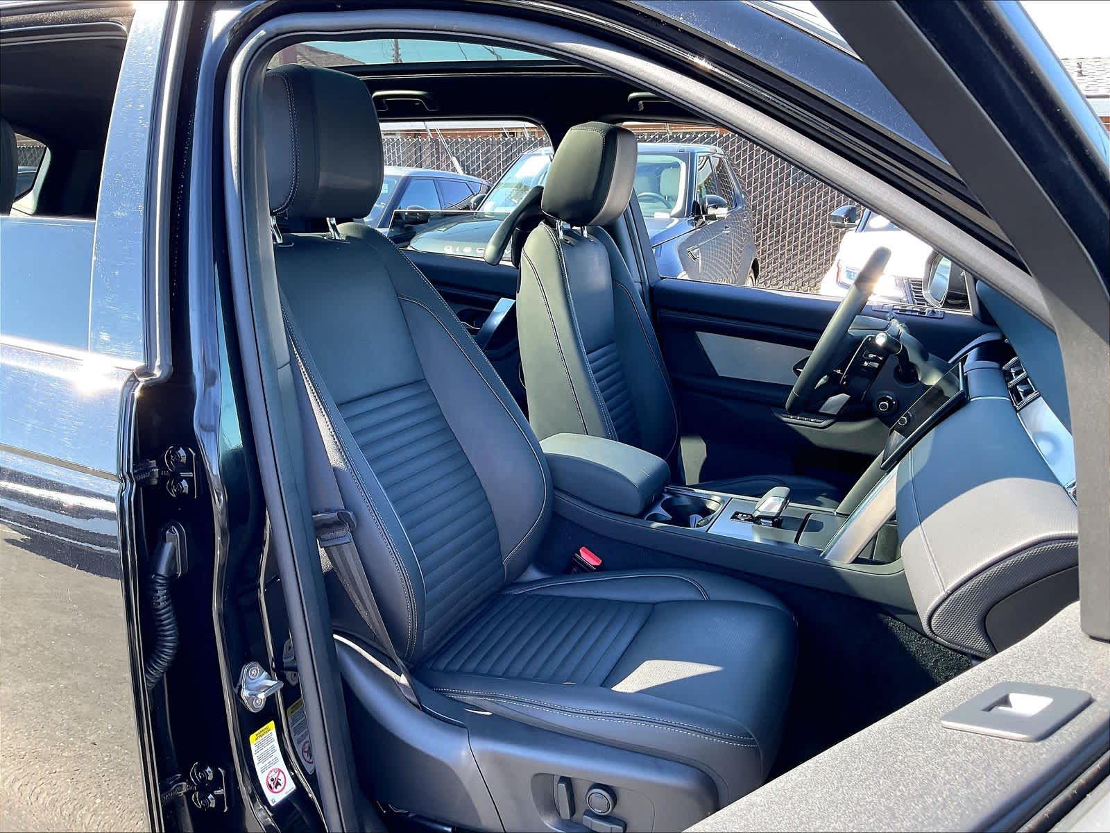 2025 Land Rover Discovery Sport Dynamic SE photo 3