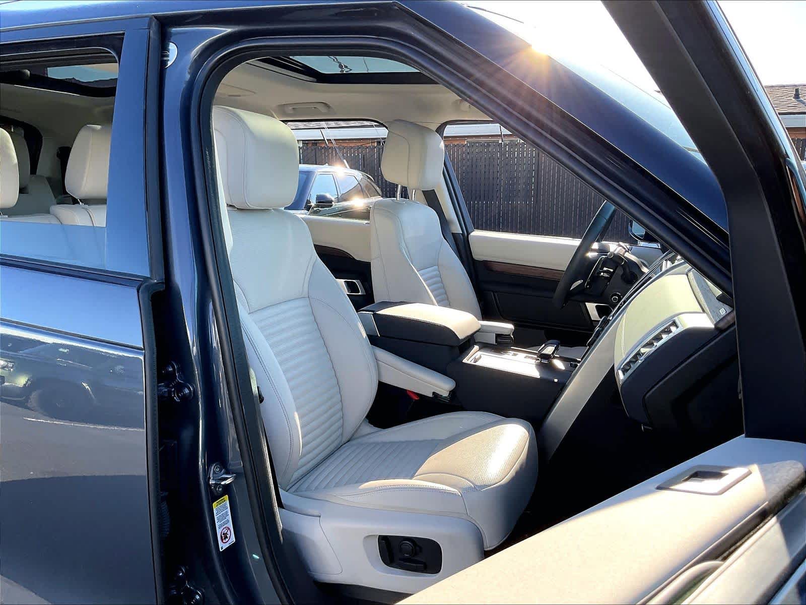 2025 Land Rover Discovery S photo 3