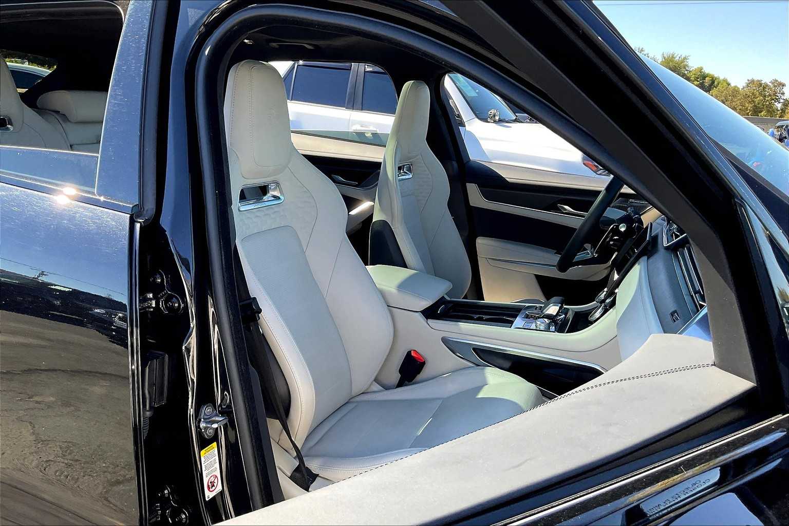 2024 Jaguar F-PACE SVR photo 3