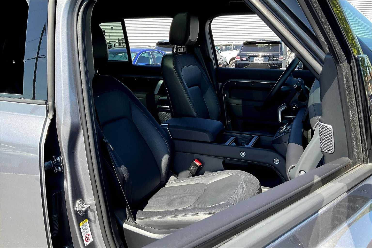 2024 Land Rover Defender X-Dynamic SE photo 3