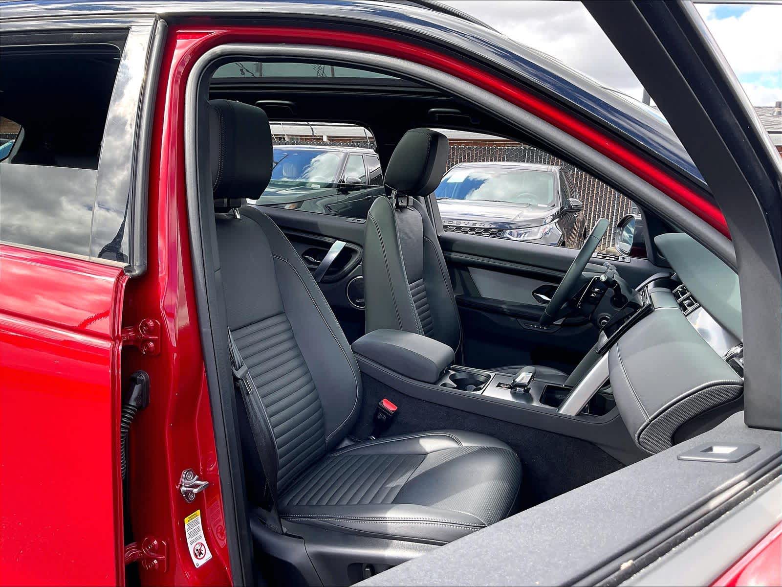 2025 Land Rover Discovery Sport Dynamic SE photo 3