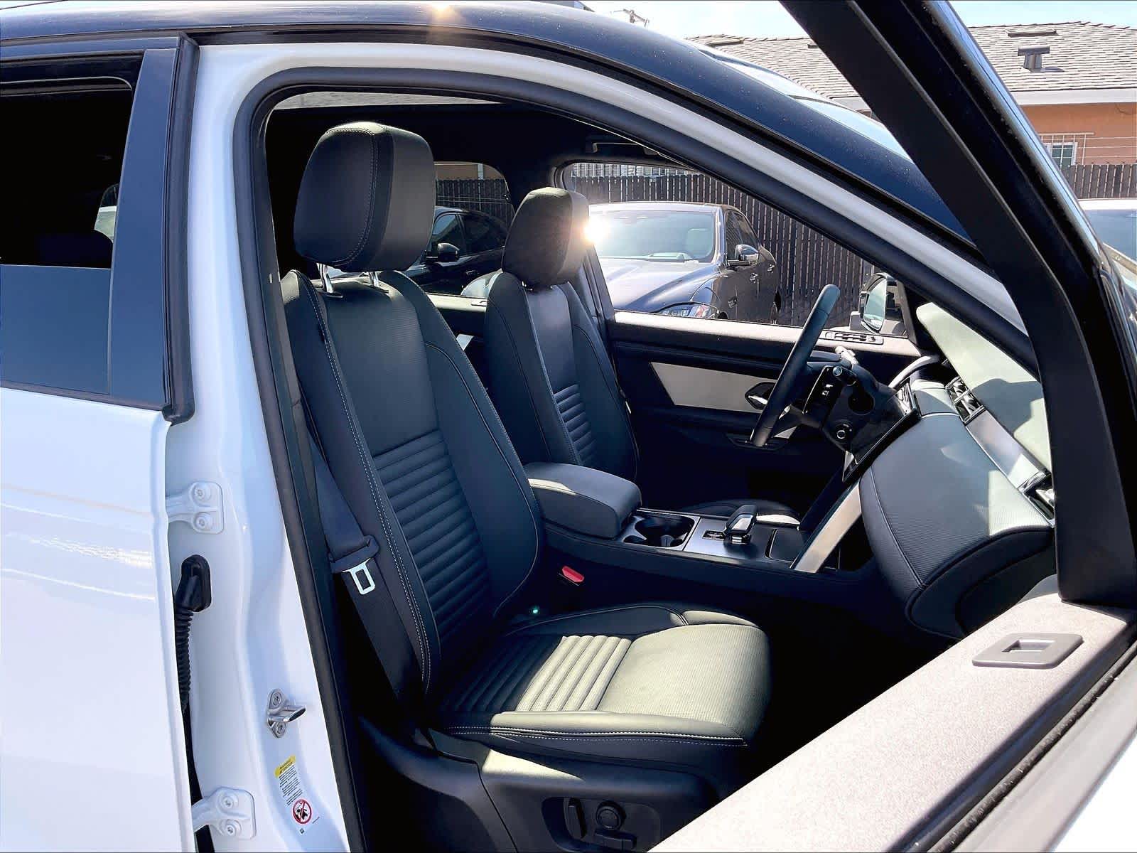 2025 Land Rover Discovery Sport Dynamic SE photo 3