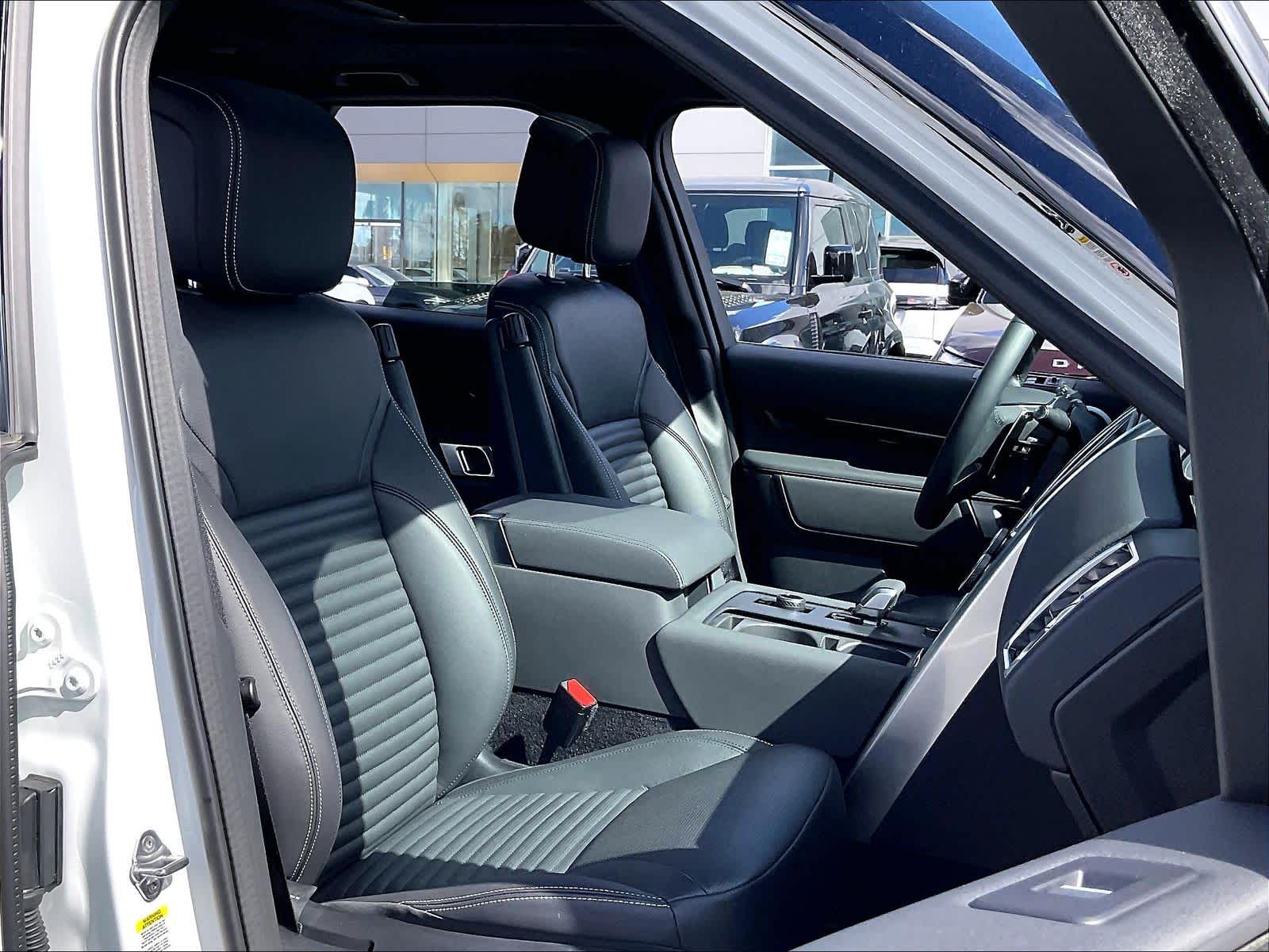 2025 Land Rover Discovery S photo 3